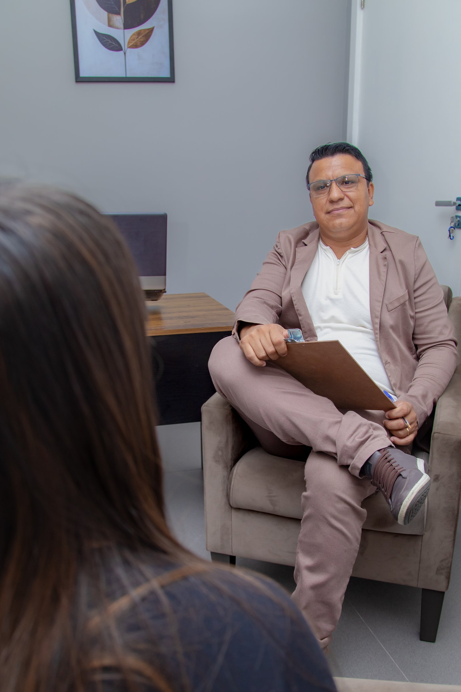 Marcos Sales durante atendimento